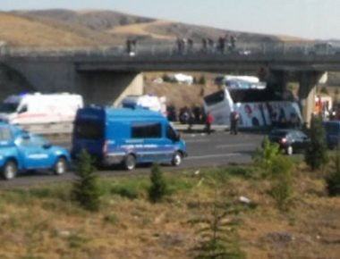 Τουρκία: Λεωφορείο έπεσε σε στύλο γέφυρας - Πέντε νεκροί και πολλοί τραυματίες (φωτό, βίντεο)